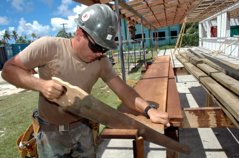 charpentier-CARNOULES-min_worker_construction_building_carpenter_male_job_build_helmet-893290